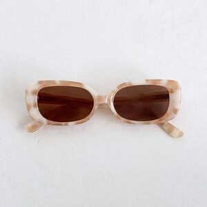 Velvet Canyon ZOU BISOU; Cream Tort